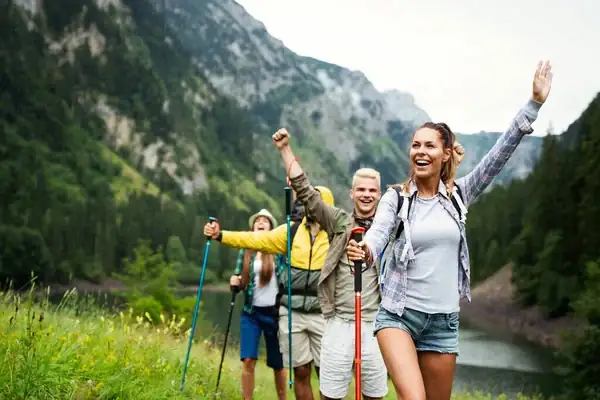 people on their sustainable trekking
