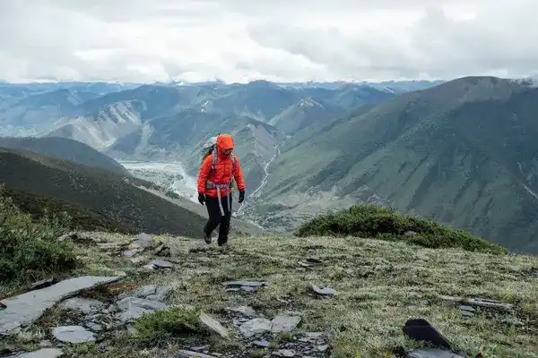 man trekking wondering how to handle altitude sickness in Cusco