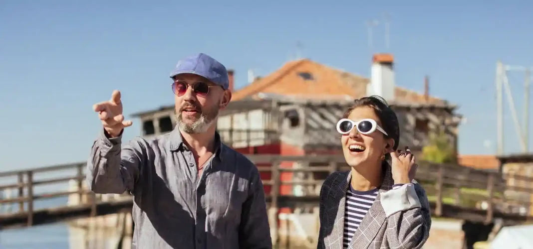 Turista hablando con una chica