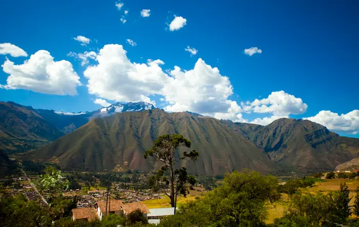 Image in the middle of the Andean highlands during summer in Peru, where a clear blue sky can be seen over the mountains.